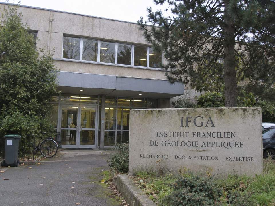 Façade du siège de l'IFGA et sa plaque en pierre